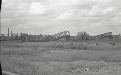 858182 Gezicht op de tijdens de Tweede Wereldoorlog vernielde spoorbrug over de IJssel bij Deventer.